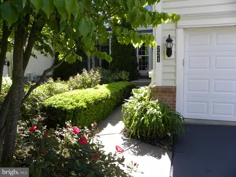 221 N Caldwell Cir, Downingtown, PA 19335