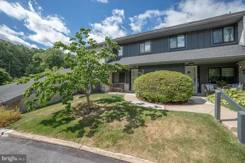 557 Foxwood Ln, Paoli, PA 19301