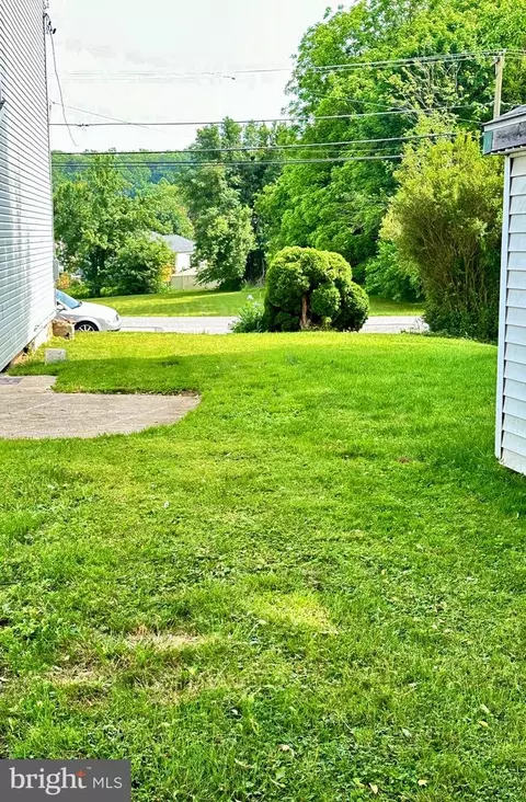 537 4th Ave, Parkesburg, PA 19365