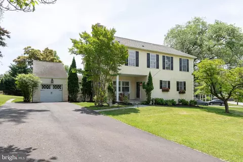 28 Robins Ln, Berwyn, PA 19312