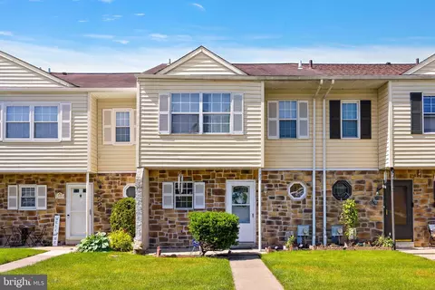 122 Chester Ct, Downingtown, PA 19335