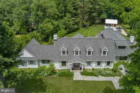 Exterior - 161 Hunters Ln, Devon, PA 19333 photo 4 of 17