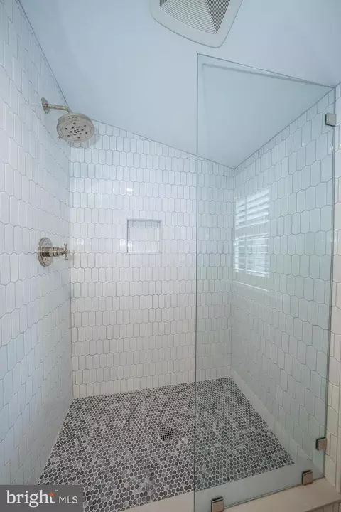 Bath - 161 Hunters Ln, Devon, PA 19333 photo 6 of 9