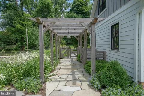 Exterior - 161 Hunters Ln, Devon, PA 19333 photo 14 of 17