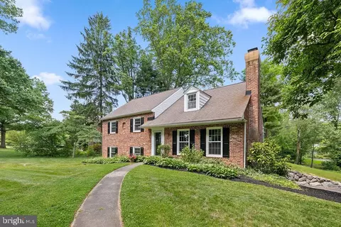 10 Stonehenge Ln, Malvern, PA 19355