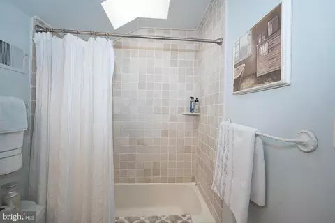Bath - 8 Sugar Knoll Dr, Devon, PA 19333 photo 8 of 9
