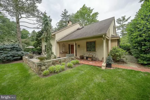 8 Sugar Knoll Dr, Devon, PA 19333