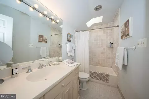 Bath - 8 Sugar Knoll Dr, Devon, PA 19333 photo 7 of 9