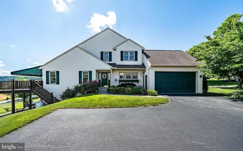 233 S Pine St, Elverson, PA 19520