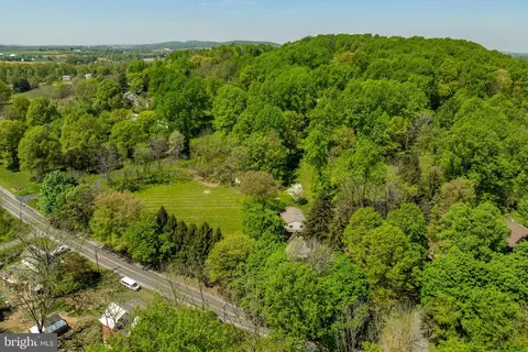 490 Bulltown Rd, Elverson, PA 19520