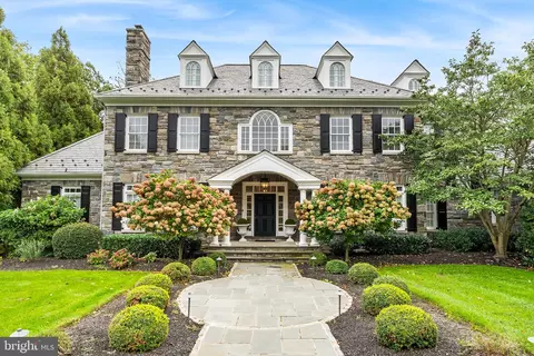 4 Dovecote Ln, Malvern, PA 19355
