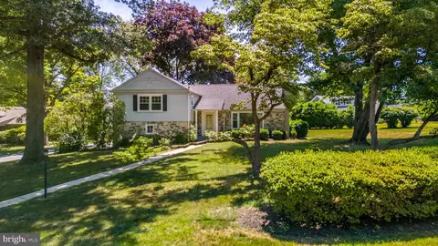 148 Clover Hill Ln, Wayne, PA 19087