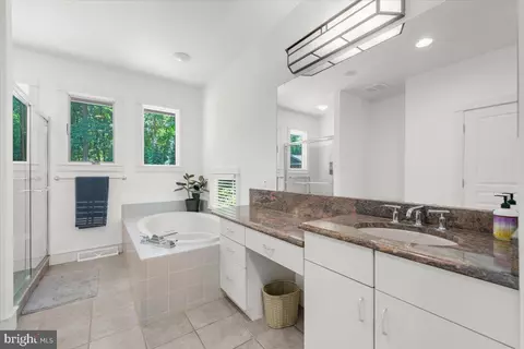 Bath - 342 Sugartown Rd, Devon, PA 19333 photo 2 of 4