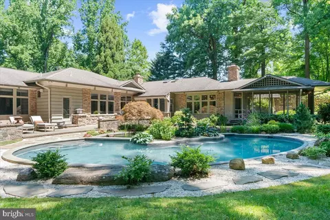 Exterior - 342 Sugartown Rd, Devon, PA 19333 photo 6 of 10
