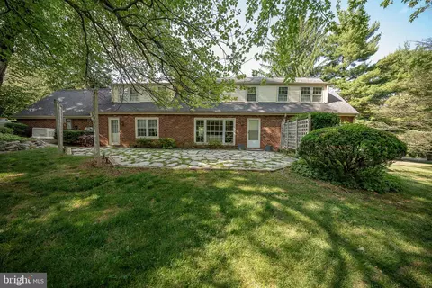 Exterior - 124 Hunters Ln, Devon, PA 19333 photo 3 of 9