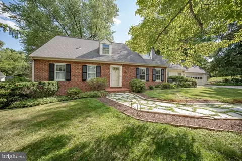 Exterior - 124 Hunters Ln, Devon, PA 19333 photo 2 of 9