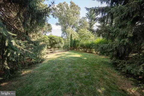 Exterior - 124 Hunters Ln, Devon, PA 19333 photo 6 of 9