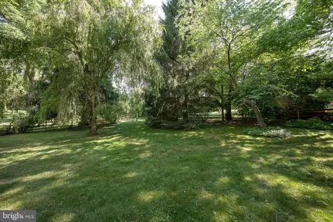 Exterior - 124 Hunters Ln, Devon, PA 19333 photo 5 of 9