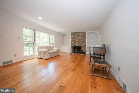Living - 124 Hunters Ln, Devon, PA 19333 photo 1 of 2