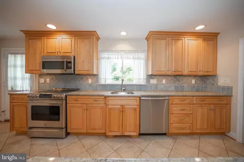 Kitchen - 124 Hunters Ln, Devon, PA 19333 photo 2 of 2