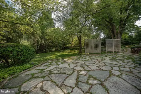 Exterior - 124 Hunters Ln, Devon, PA 19333 photo 4 of 9