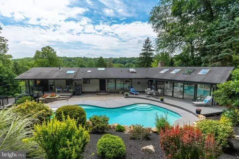 705 Twin Bridge Dr, Wayne, PA 19087 photo 2