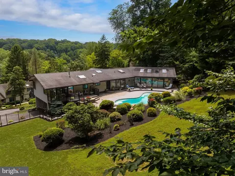 705 Twin Bridge Dr, Wayne, PA 19087