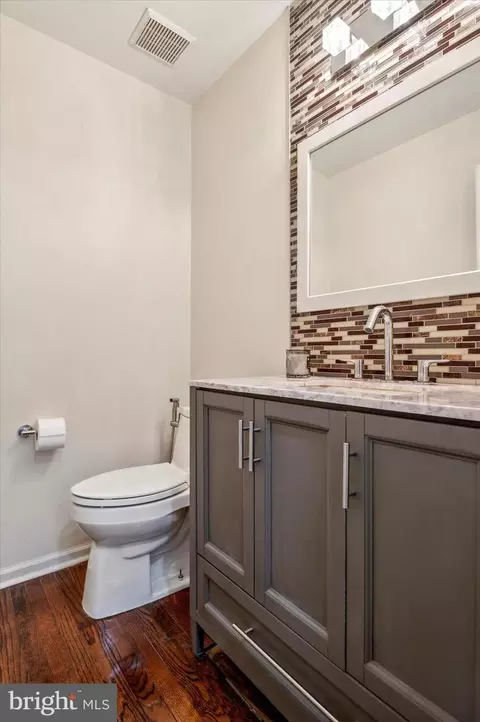 Bath - 450 Deep Willow Dr, Exton, PA 19341 photo 1 of 4