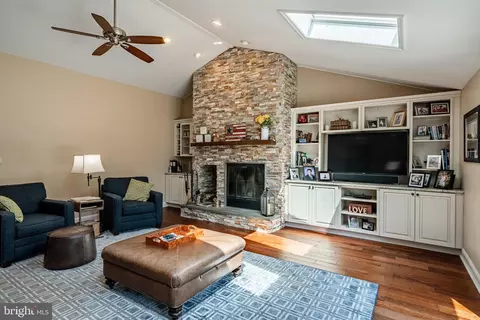 Living - 479 Walker Rd, Wayne, PA 19087 photo 4 of 5