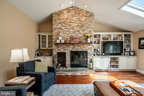Living - 479 Walker Rd, Wayne, PA 19087 photo 3 of 5