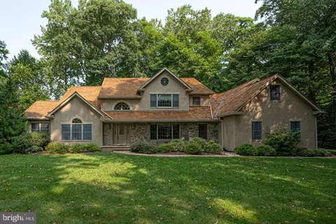400 Captain Robinson Dr, Avondale, PA 19311