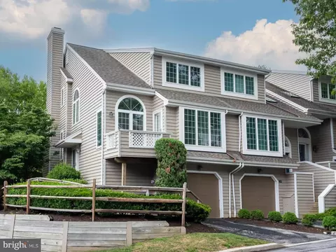 9 Cabot Dr, Chesterbrook, PA 19087