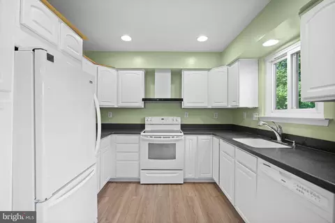 Kitchen - 103 Fairfax Ct, Chesterbrook, PA 19087 photo 2 of 3