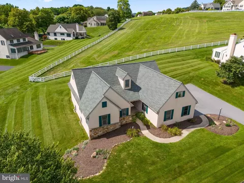 302 Steeplechase Dr, Elverson, PA 19520