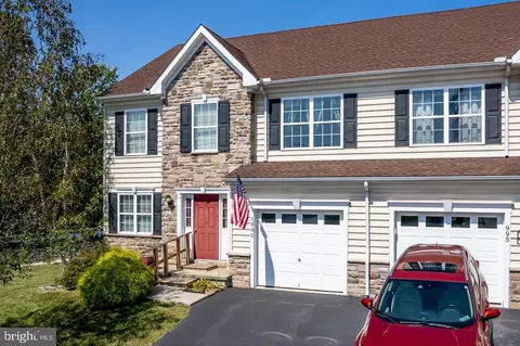 1005 Maple St, Honey Brook, PA 19344