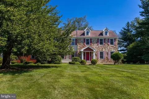 2369 Pineview Dr, Malvern, PA 19355