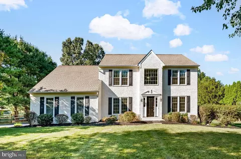 800 Robert Dean Dr, Downingtown, PA 19335
