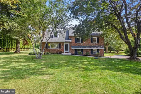 20 Stonehenge Ln, Malvern, PA 19355