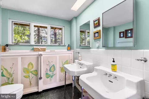 Bath - 328 Beaumont Rd, Devon, PA 19333 photo 2 of 5