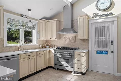 Kitchen - 84 Walker Rd, Wayne, PA 19087 photo 3 of 4