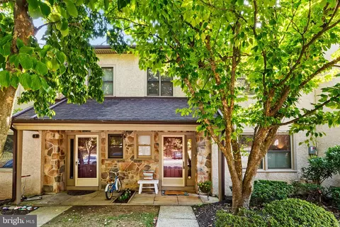 9 Woodstream Dr, Chesterbrook, PA 19087