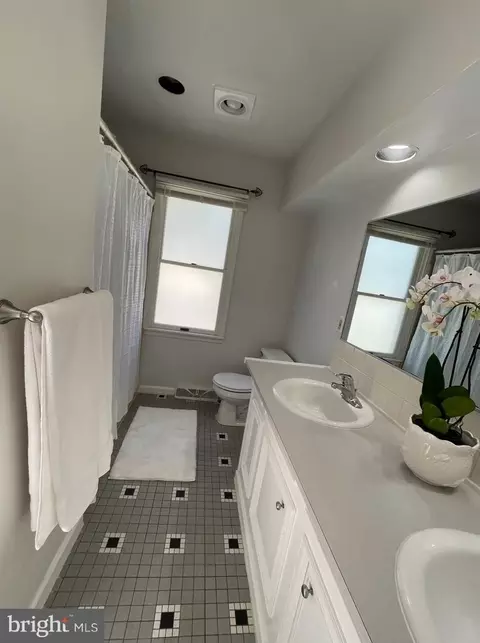 Bath - 473 Quigley Ave, Wayne, PA 19087 photo 2 of 5