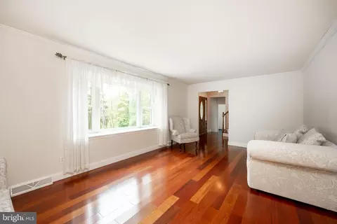 Living - 604 Brainerd Pl, Exton, PA 19341 photo 3 of 7