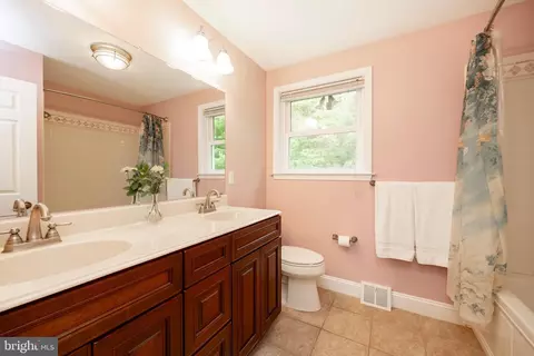 Bath - 604 Brainerd Pl, Exton, PA 19341 photo 3 of 3