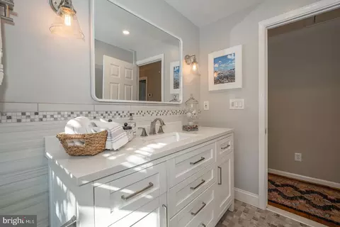 Bath - 576 Park Ridge Dr, Wayne, PA 19087 photo 3 of 3
