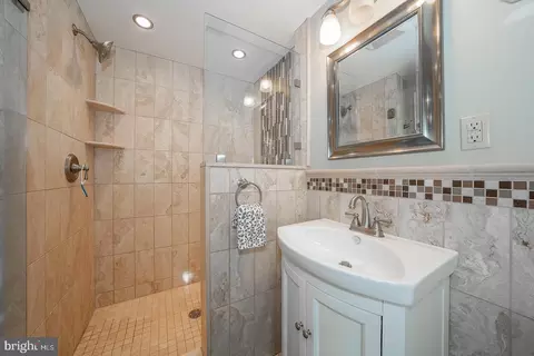 Bath - 576 Park Ridge Dr, Wayne, PA 19087 photo 2 of 3