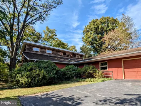 82 S Forge Manor Dr, Phoenixville, PA 19460