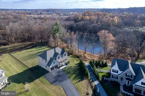 18 Autumn Blaze Ln, West Grove, PA 19390