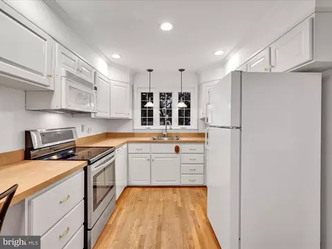 Kitchen - 601 Old Eagle School Rd, Wayne, PA 19087 photo 2 of 4