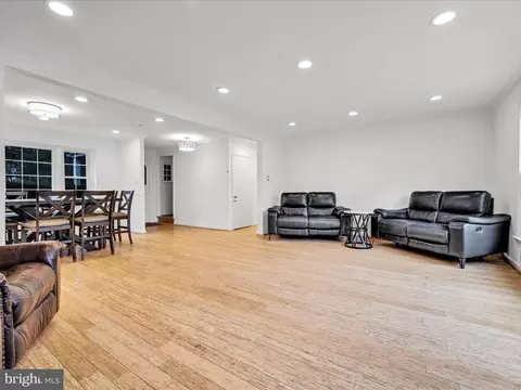 Living - 601 Old Eagle School Rd, Wayne, PA 19087 photo 2 of 4
